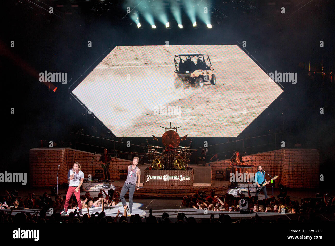 Milwaukee, Wisconsin, USA. 24. Juni 2015. Country-Musiker TYLER HUBBARD (L) und BRIAN KELLEY von Florida Georgia Line durchführen live auf der Bühne auf dem Sommerfest Music Festival in Milwaukee, Wisconsin © Daniel DeSlover/ZUMA Draht/Alamy Live News Stockfoto