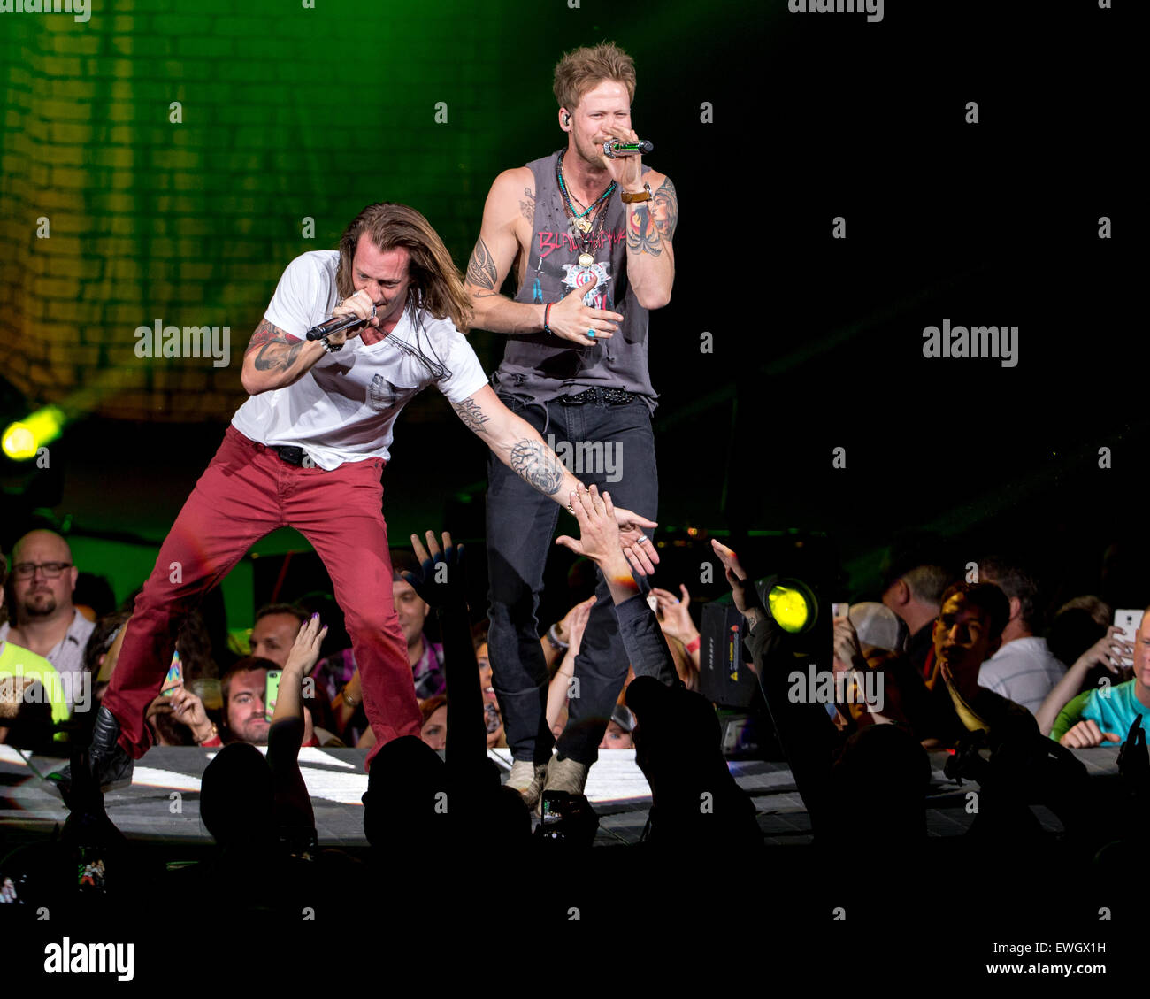Milwaukee, Wisconsin, USA. 24. Juni 2015. Country-Musiker TYLER HUBBARD (L) und BRIAN KELLEY von Florida Georgia Line durchführen live auf der Bühne auf dem Sommerfest Music Festival in Milwaukee, Wisconsin © Daniel DeSlover/ZUMA Draht/Alamy Live News Stockfoto
