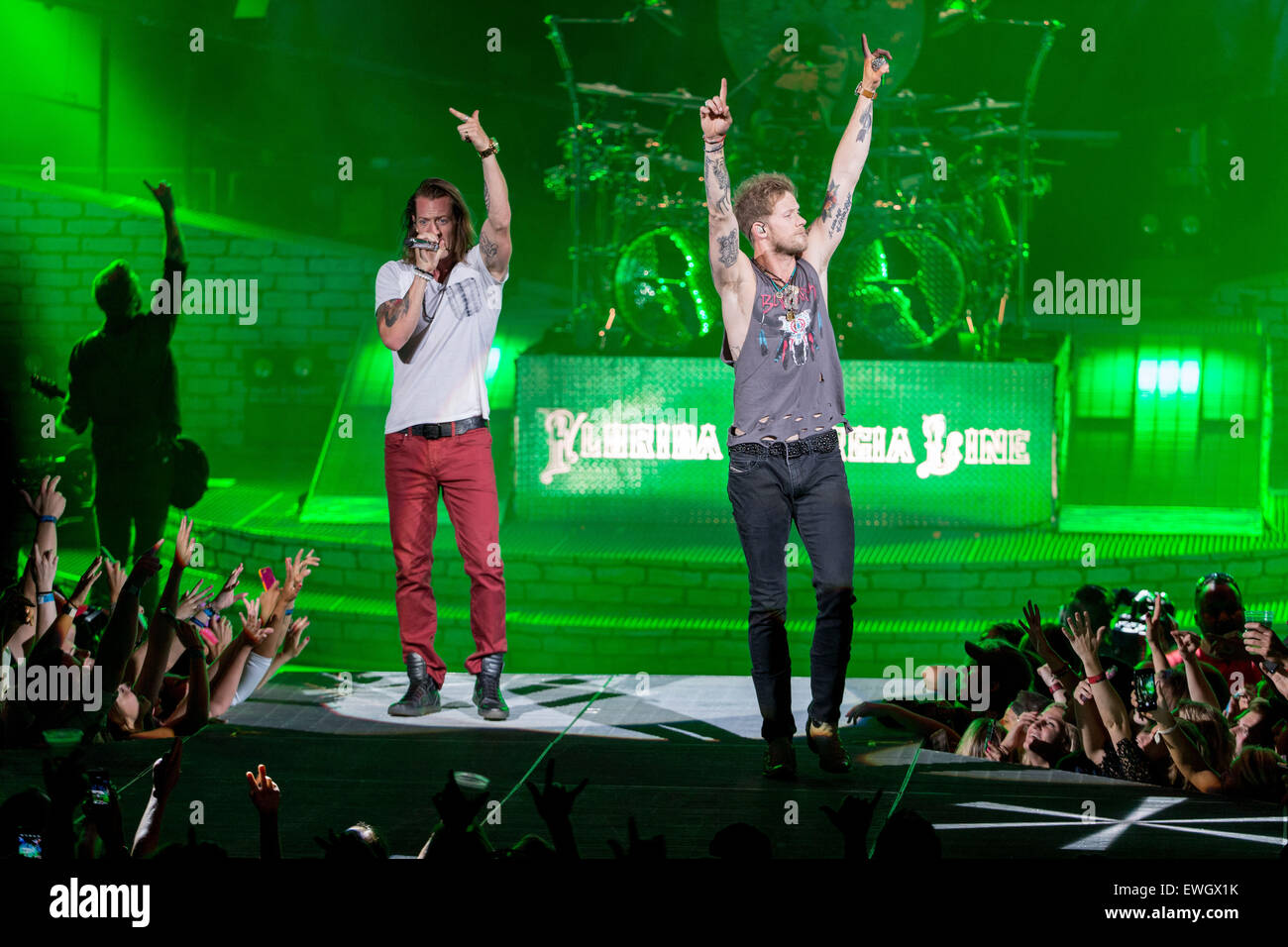 Milwaukee, Wisconsin, USA. 24. Juni 2015. Country-Musiker TYLER HUBBARD (L) und BRIAN KELLEY von Florida Georgia Line durchführen live auf der Bühne auf dem Sommerfest Music Festival in Milwaukee, Wisconsin © Daniel DeSlover/ZUMA Draht/Alamy Live News Stockfoto