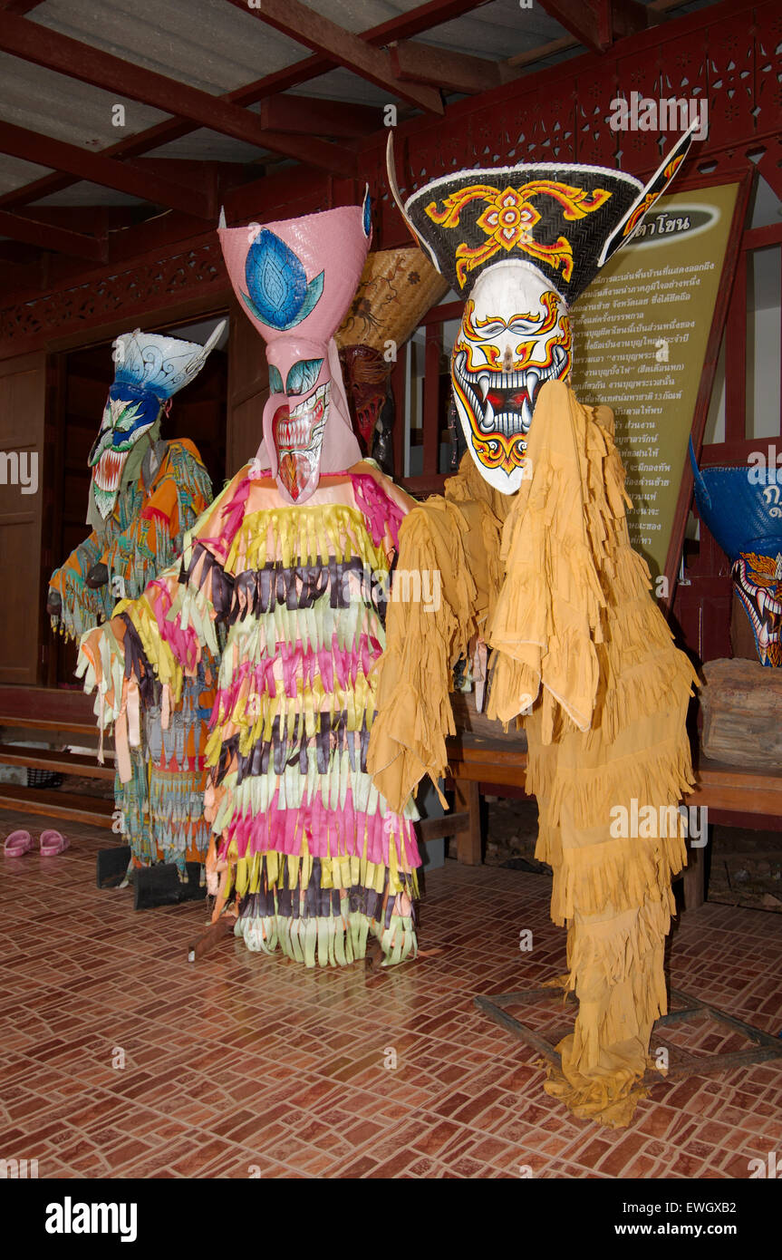 Menschen mit Geist Masken und bunten Kostüm gekleidet. Phi Ta Khon Masken Festival Stockfoto