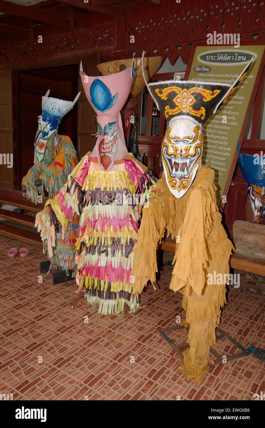 Menschen mit Geist Masken und bunten Kostüm gekleidet. Phi Ta Khon Masken Festival Stockfoto