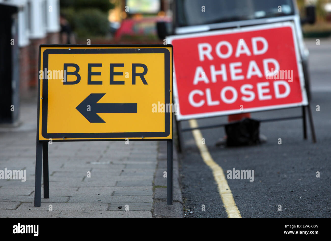 Straßenbauarbeiten Wegweiser zum Bier in einem nahe gelegenen Pub während einer Straßensperrung Stockfoto