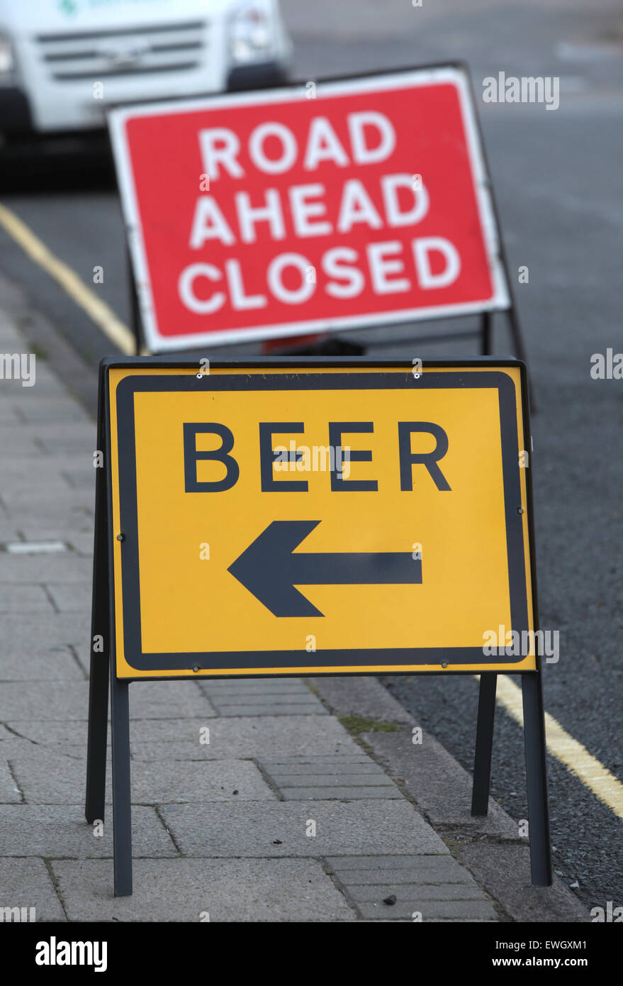 Straßenbauarbeiten Wegweiser zum Bier in einem nahe gelegenen Pub während einer Straßensperrung Stockfoto