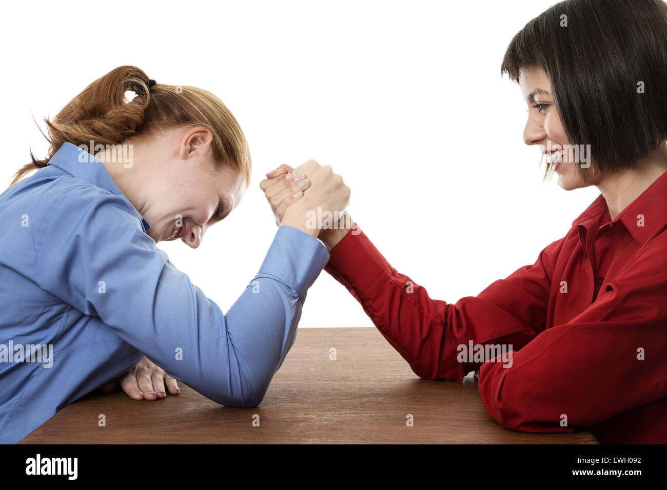 Beiden Frauen Arm wrestling einander Stockfoto