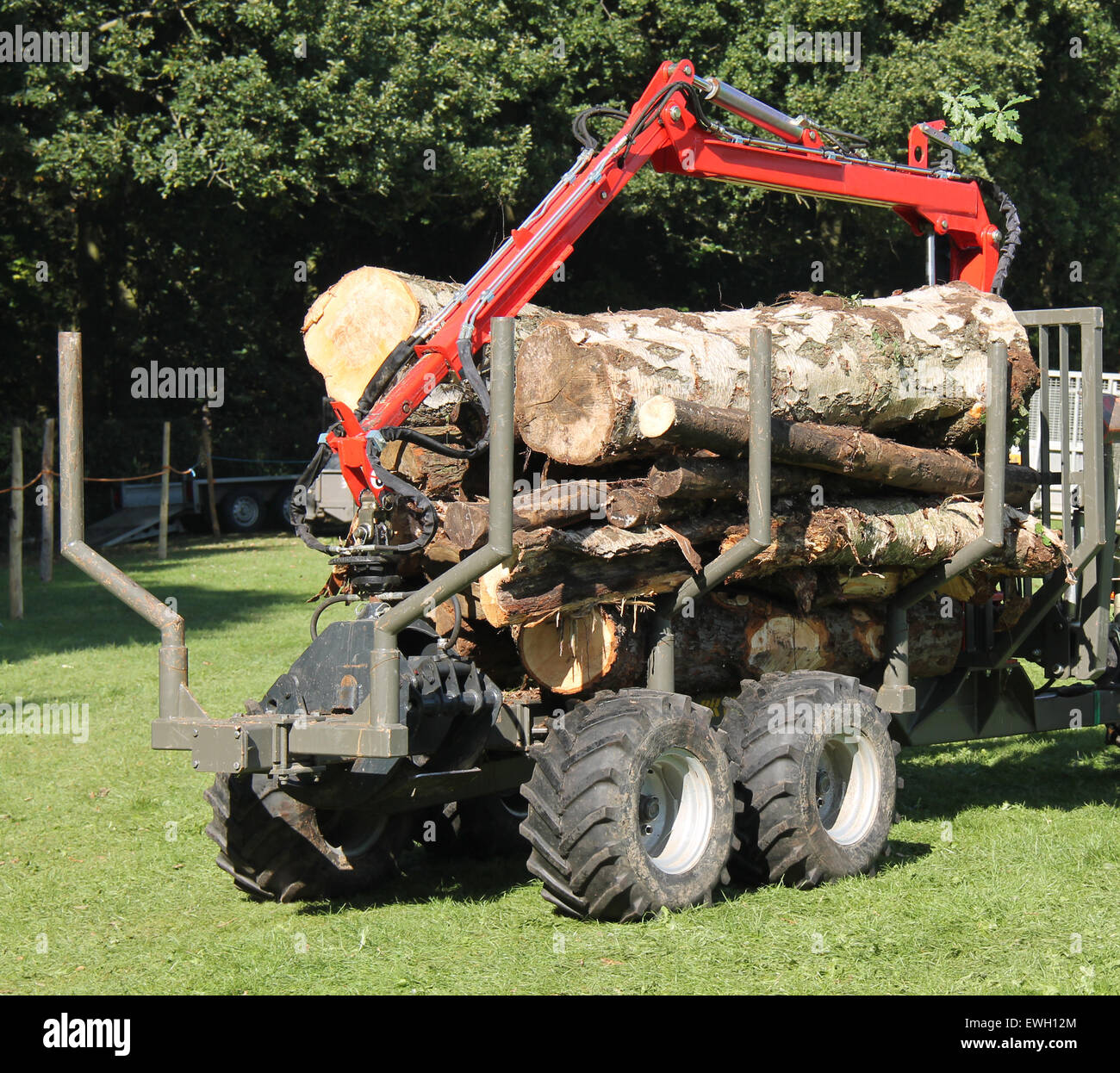 Eine landwirtschaftliche Trolley für Forstwirtschaft Holz bewegt. Stockfoto