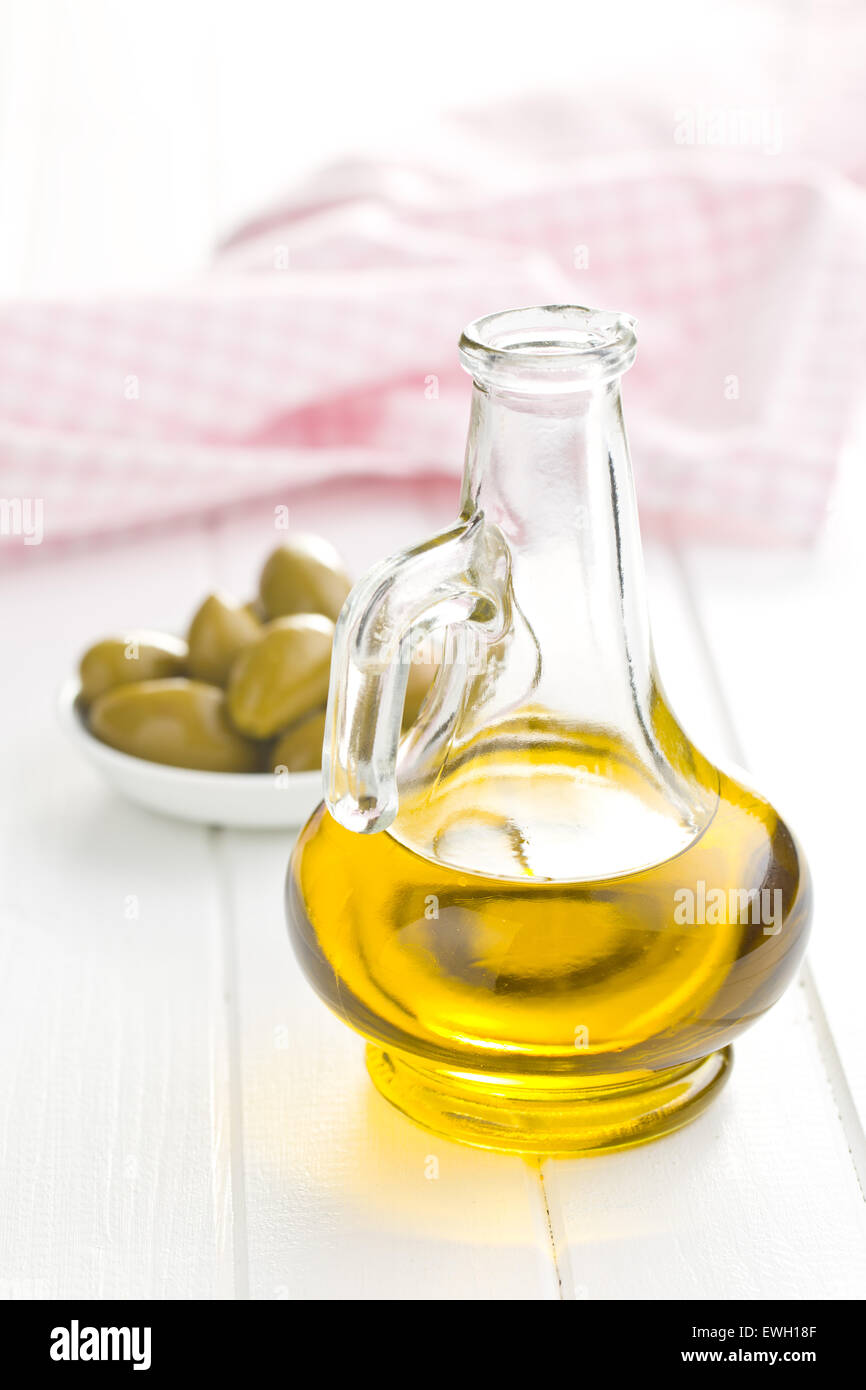 Olivenöl auf Küchentisch Stockfoto