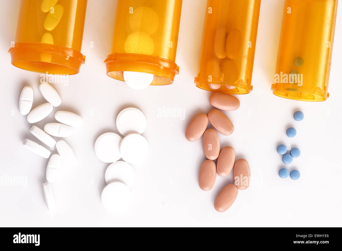 Medizin, weiße, blaue und braune Pillen mit der Medizin-Flasche, isoliert auf weiss liegend Pille Stockfoto