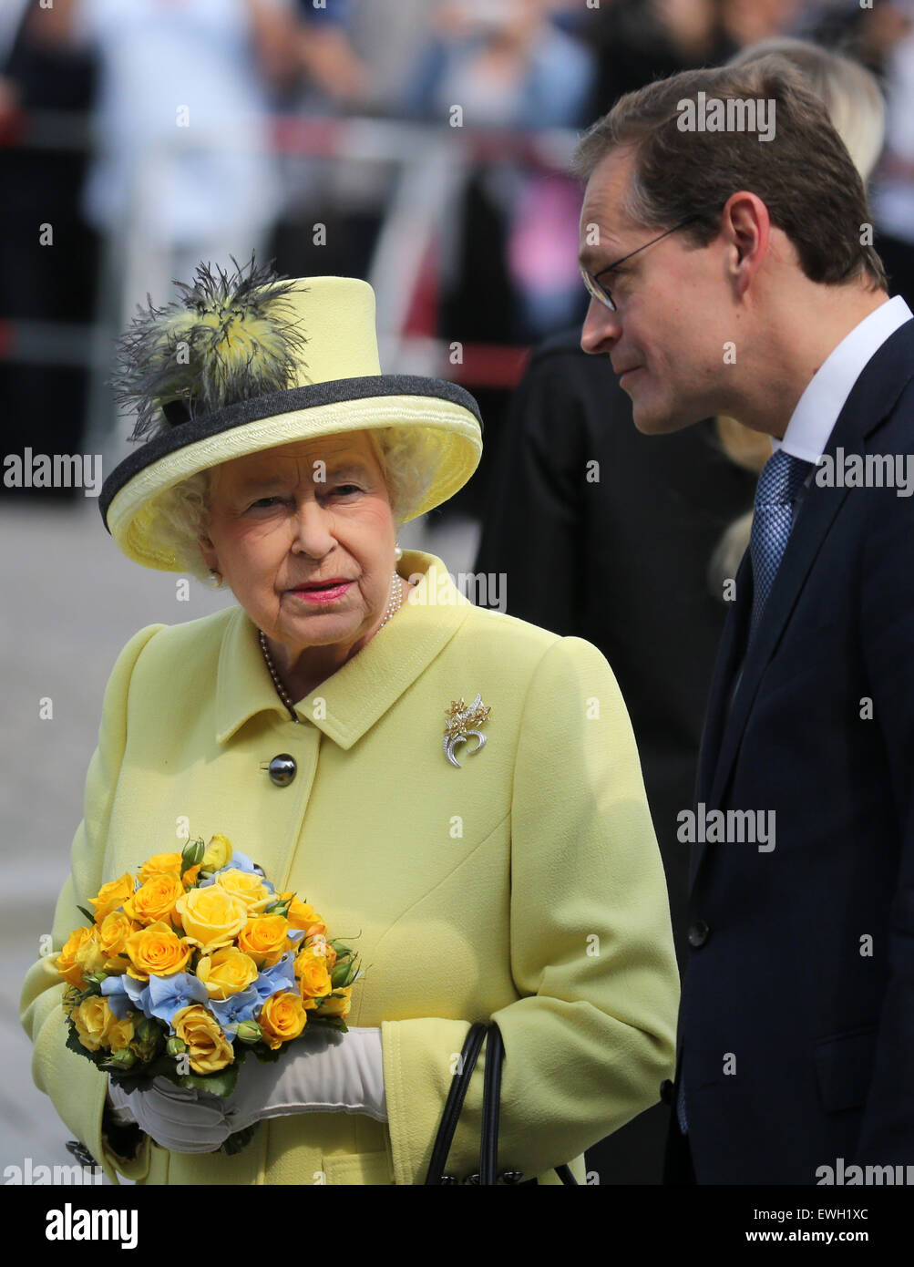 Berlin, Deutschland. 26. Juni 2015. Die britische Königin Elizabeth II, begleitet von der Berliner Governing Mayor Michael Mueller (R), verlässt Hotel Adlon in Berlin, Deutschland, 26. Juni 2015. Die britische Monarchin und ihr Ehemann sind auf ihre fünfte Staatsbesuchs in Deutschland vom 23. bis 26. Juni. © Dpa Picture Alliance Credit: Dpa picture-Alliance/Alamy Live News Stockfoto