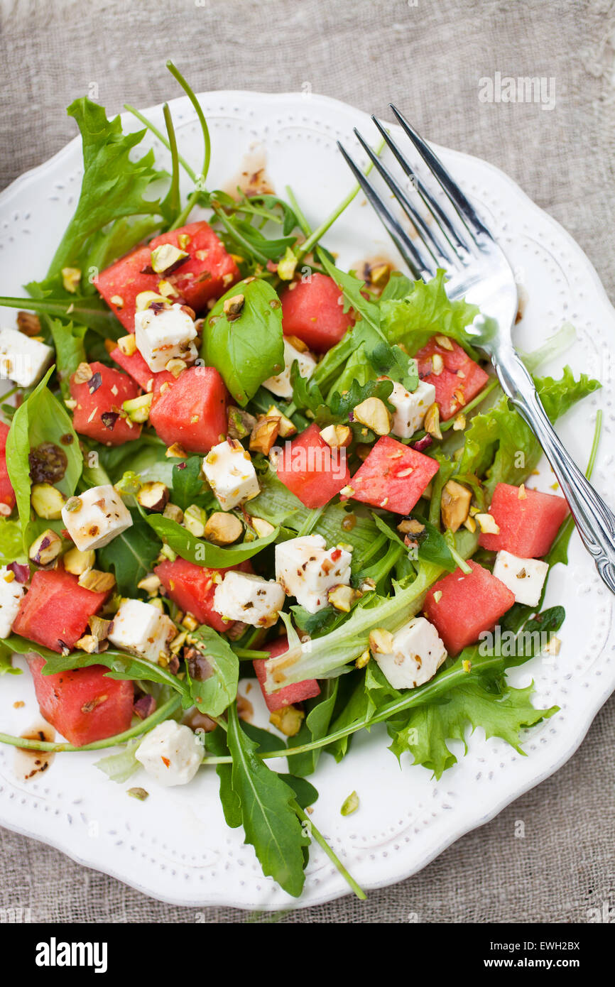 Wassermelonen-Salat mit Feta und Nüssen Stockfoto