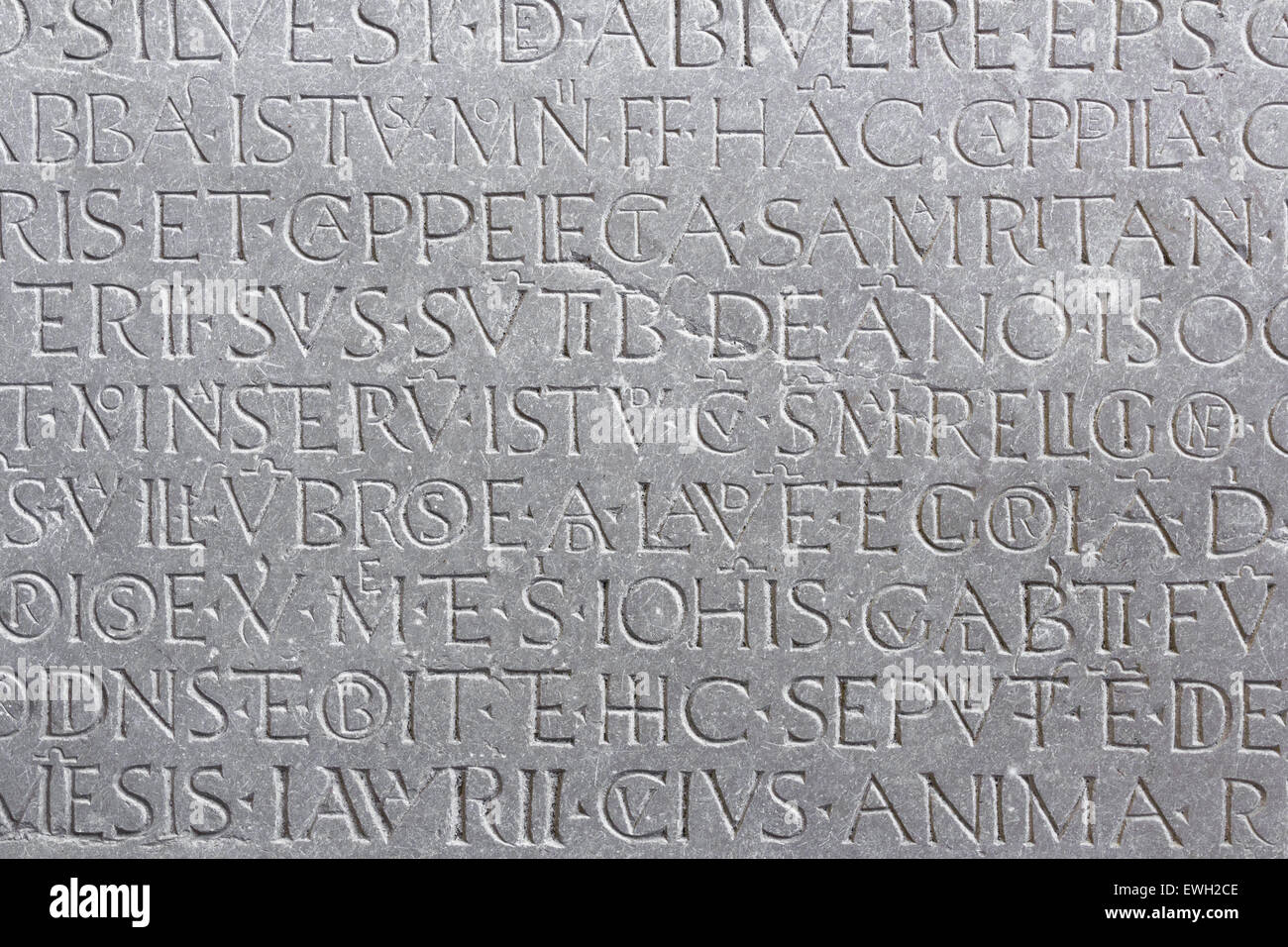 Eine alte lateinische Inschrift auf der Marmorplatte. Stockfoto