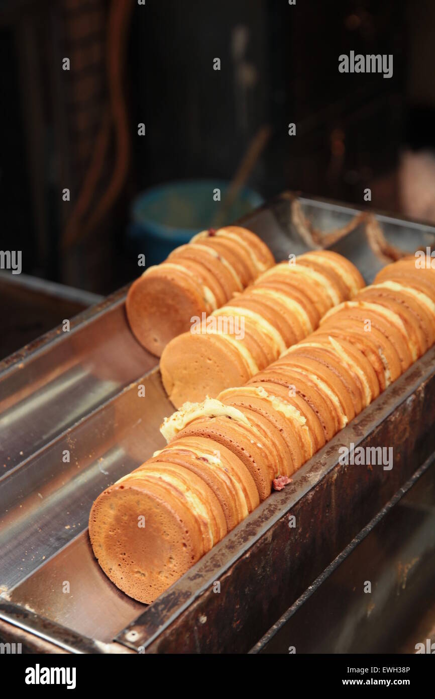 Japanische traditionelle Süßspeise, Imagawayaki gemacht von Red Bean Jam (Azuki) Füllung eingeklemmt zwischen zwei knusprigen Waffeln. Stockfoto