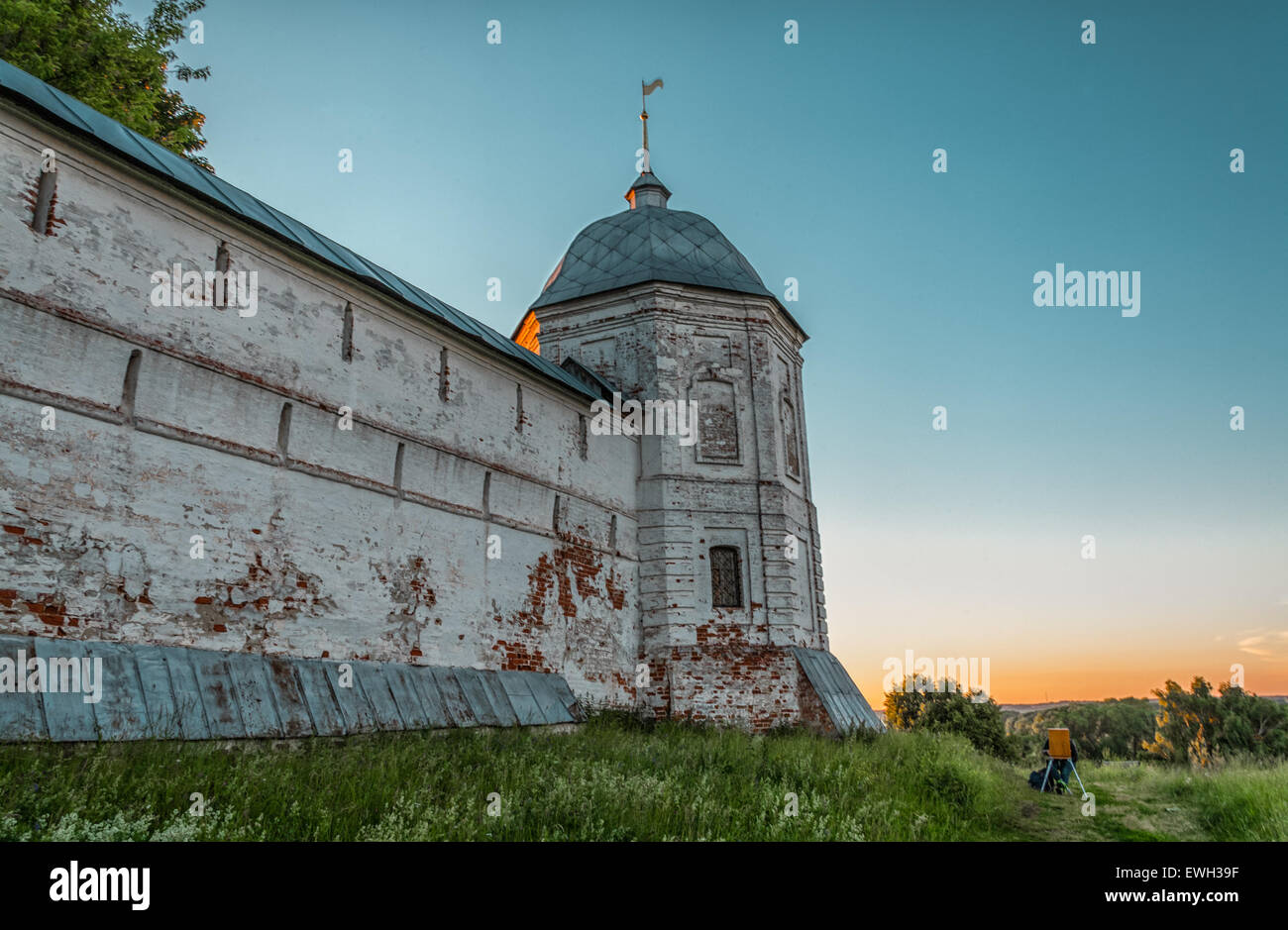 der unbekannte Künstler zeichnet ein Bild an Wänden des alten Klosters Stockfoto