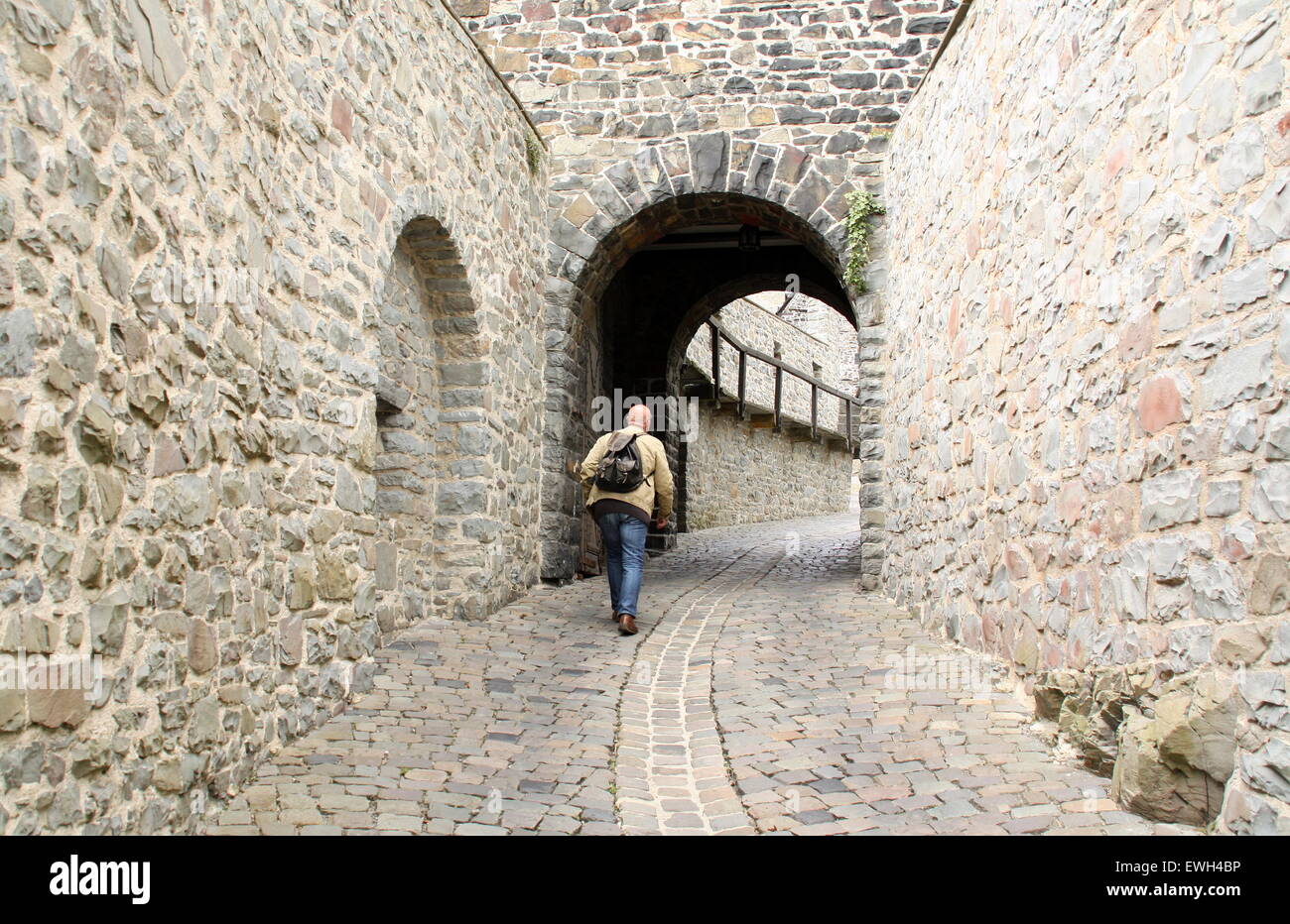 Altena. Mai-26-2015. Touristischen Spaziergänge entlang Burg Altena von 1122 in Altena. Deutschland Stockfoto
