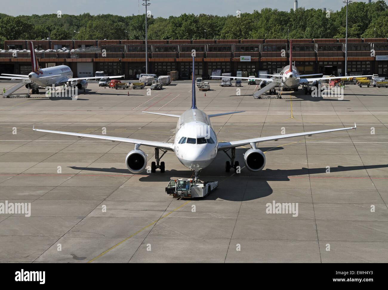 Berlin, Deutschland, Airbus A320 Lufthansa wird durch ein zurückschieben Fahrzeug geschoben. Stockfoto