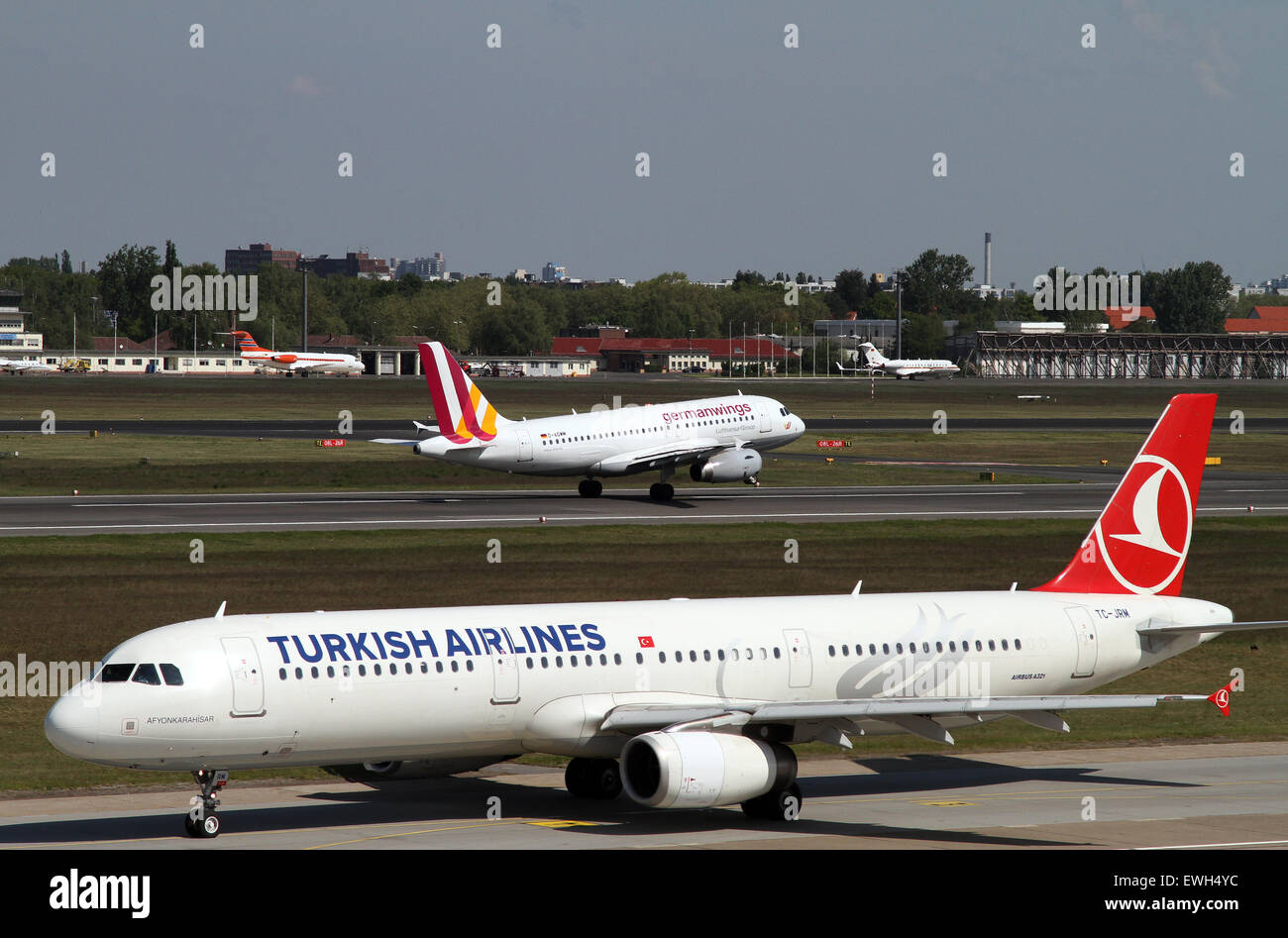 Berlin, Deutschland, Airbus A321 von Turkish Airlines und Airbus A319 der German Wings Stockfoto