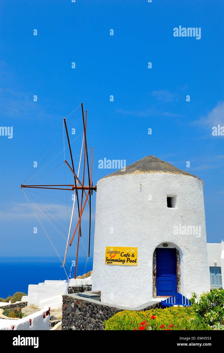 Eine weiß getünchte Windmühle im Dorf Oia, Santorini, Griechenland Stockfoto