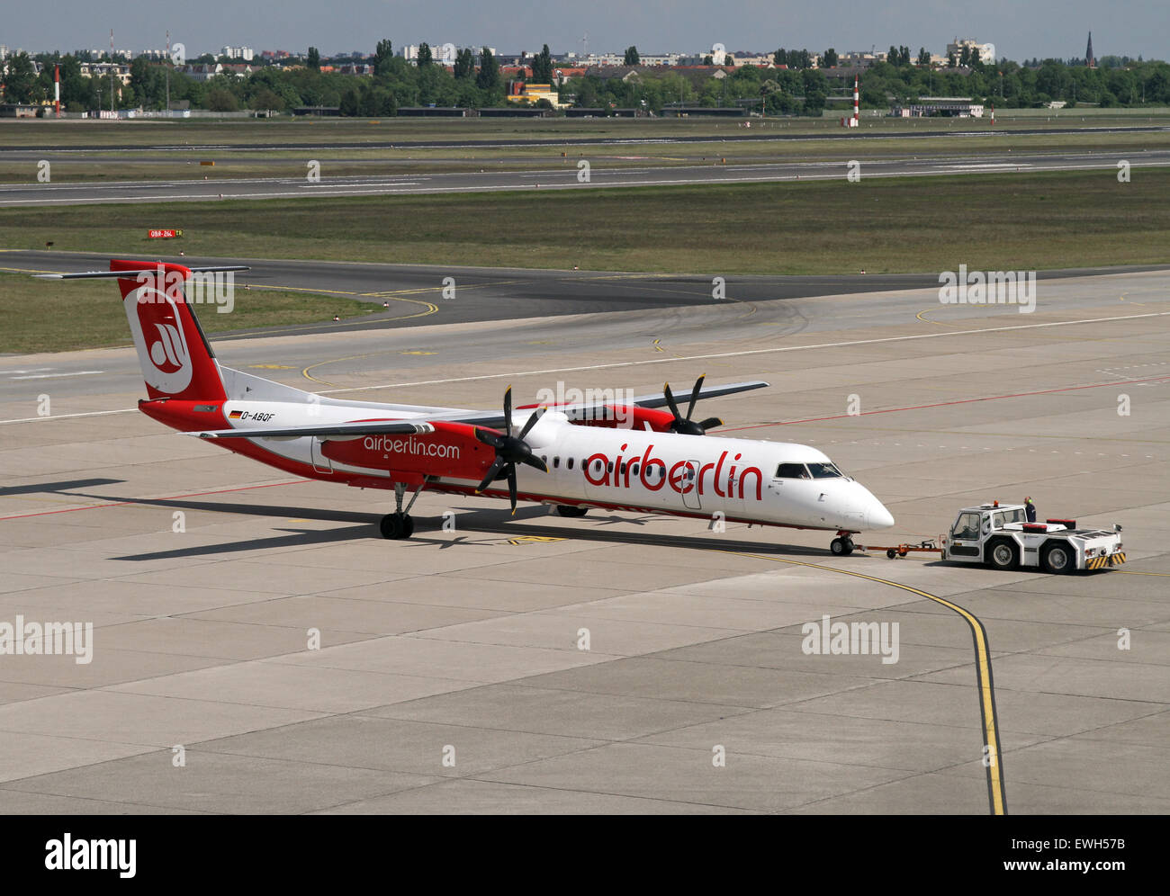 Berlin, Deutschland, Bombardier Dash 8Q-400 von Air Berlin wird von einem Push-Back-Fahrzeug geschoben. Stockfoto