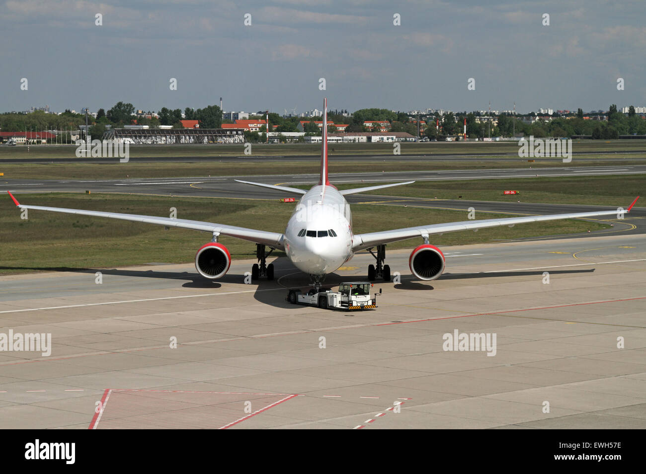 Berlin, Deutschland, Airbus A330 der Fluggesellschaft Air Berlin wird von einem Push-Back-Fahrzeug geschoben. Stockfoto