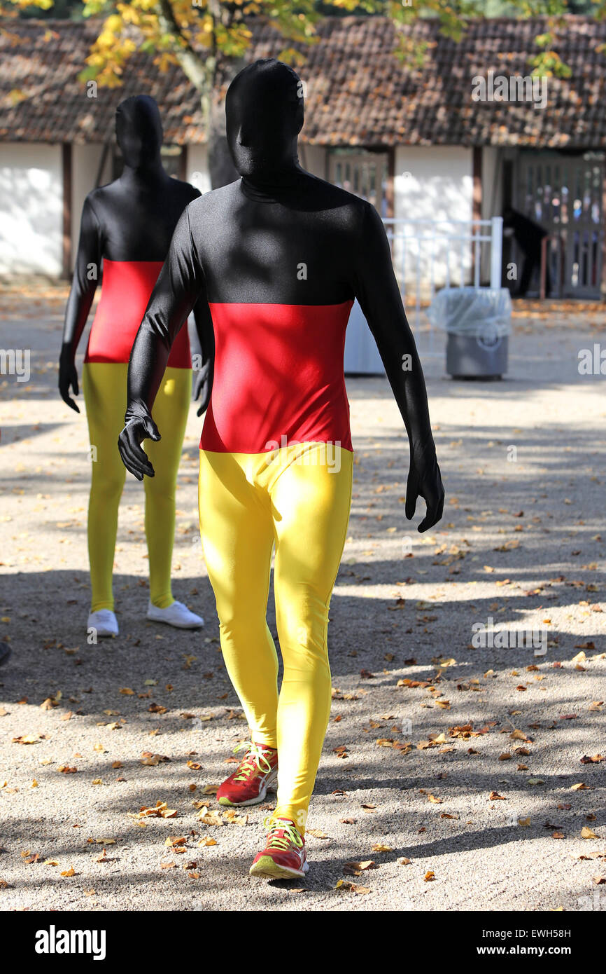 Hoppegarten, Deutschland, Menschen in Morphsuits in den Nationalfarben Deutschlands Stockfoto