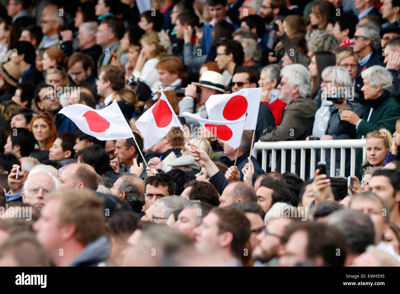 Paris, Frankreich, japanische Nationalflaggen sind im Publikum schwang. Stockfoto
