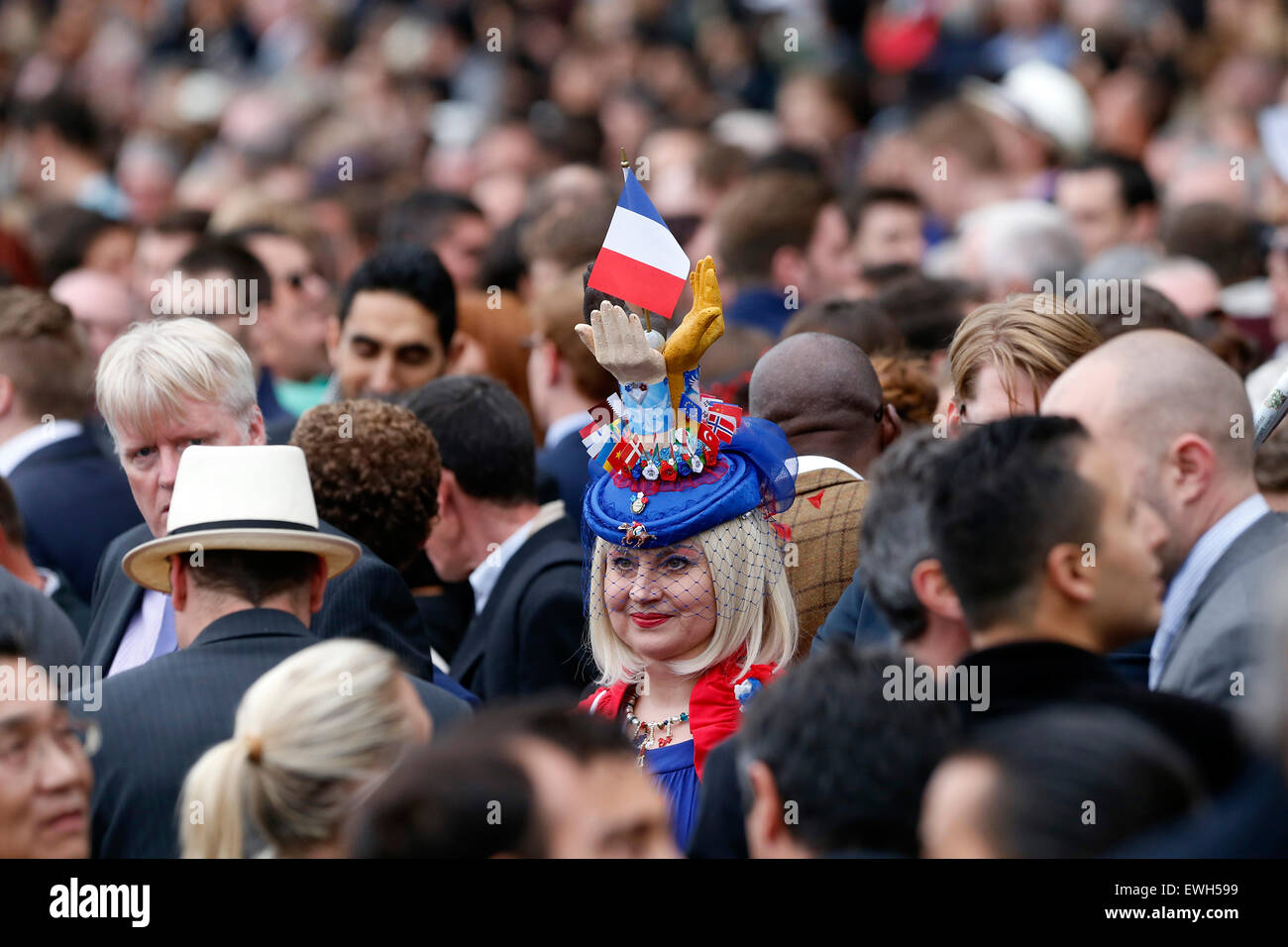 Paris, Frankreich, elegant gekleidete Frau mit Hut in den französischen Nationalfarben Stockfoto