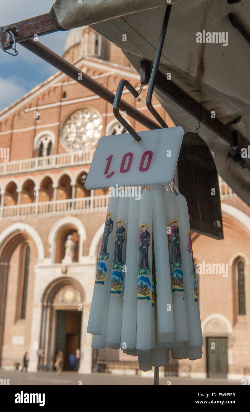 Kerzen zum Verkauf an die Basilika des Heiligen Antonius von Padua, Veneto, Italien Stockfoto