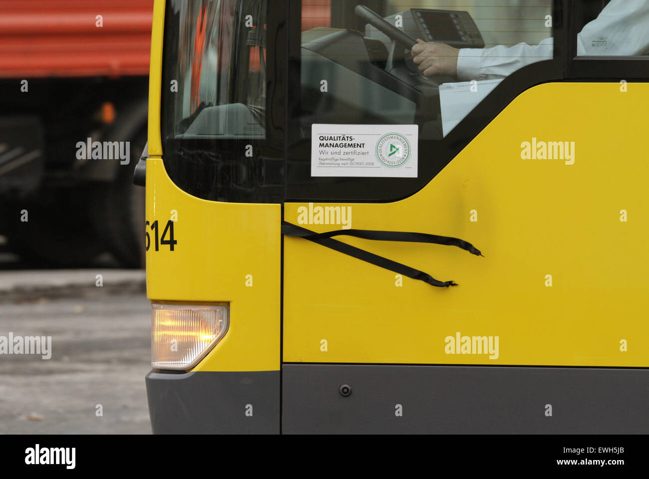 Berlin, Deutschland, Krepp auf einem Bus BVG Stockfoto
