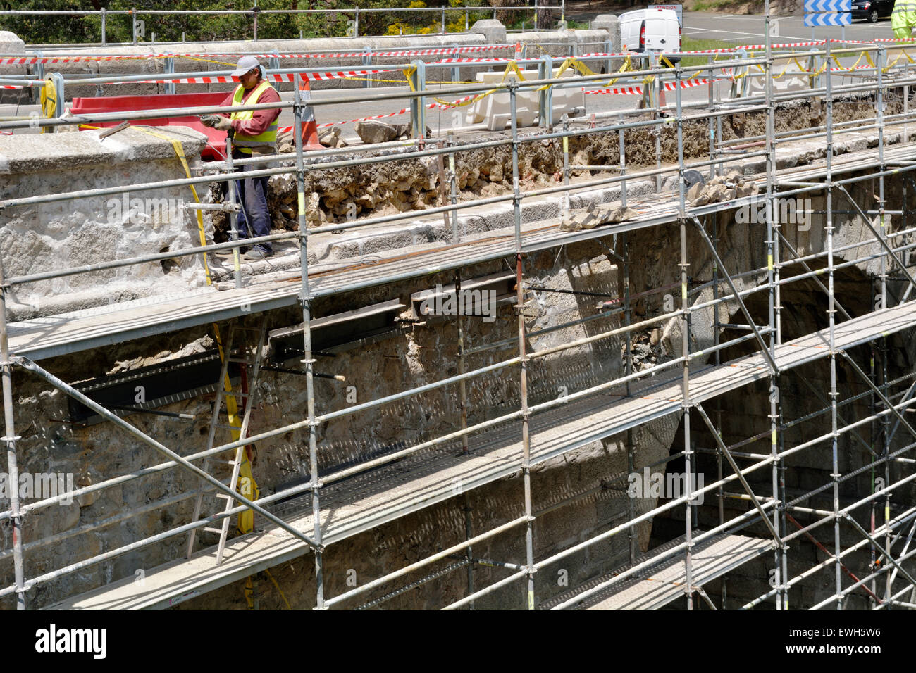 Sanierungsarbeiten am historischen Stein Straßenbrücke über den Fluss Eresma CL601 unterwegs, Spanien Stockfoto