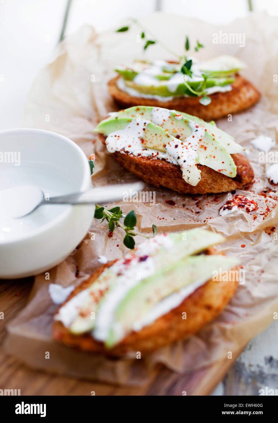 Avocado-Toast mit Frischkäse und chili Stockfoto