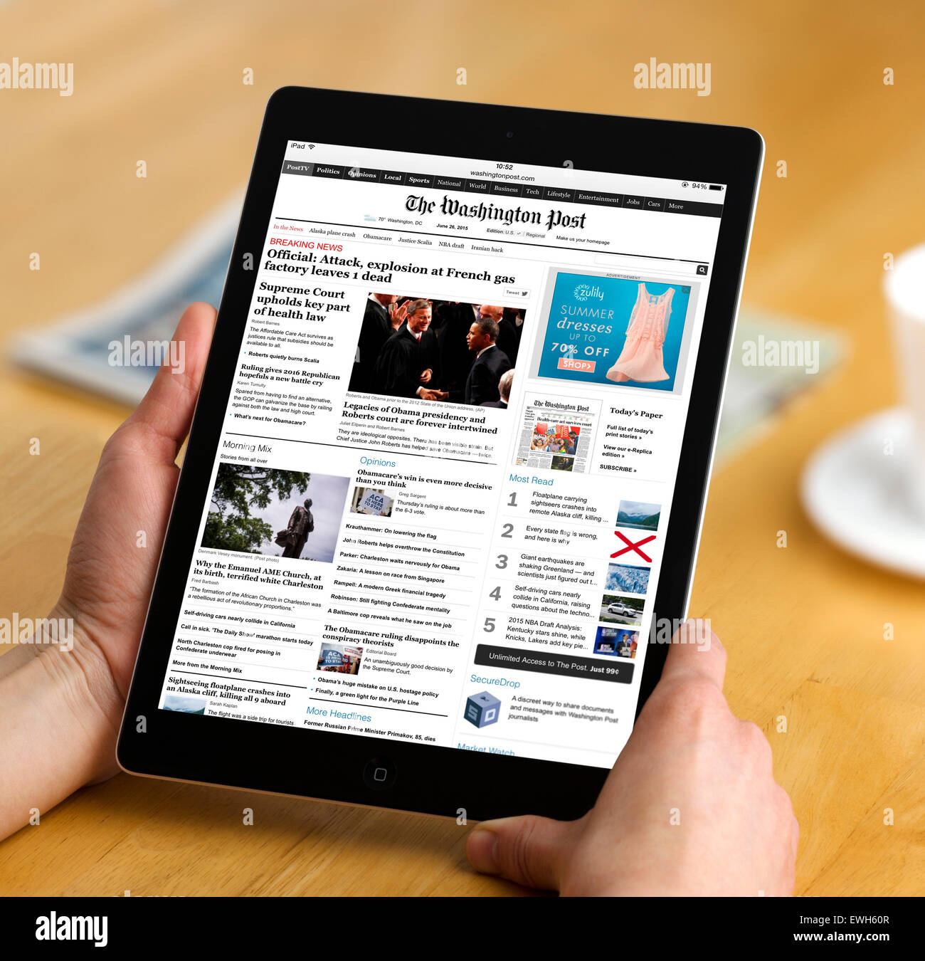 Lesen Sie die Internet-Ausgabe von The Washington Post Online-Zeitung auf ein Apple iPad Air Stockfoto