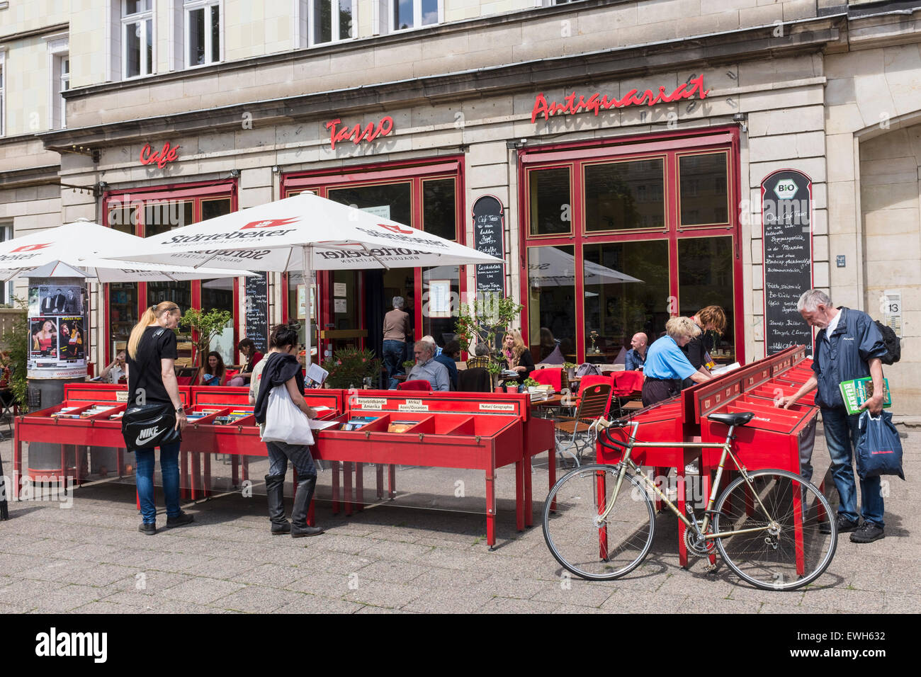 Cafe Tasso mit outdoor Bücherstände auf Karl-Marx-Allee im ehemaligen  Ost-Berlin-Deutschland Stockfotografie - Alamy