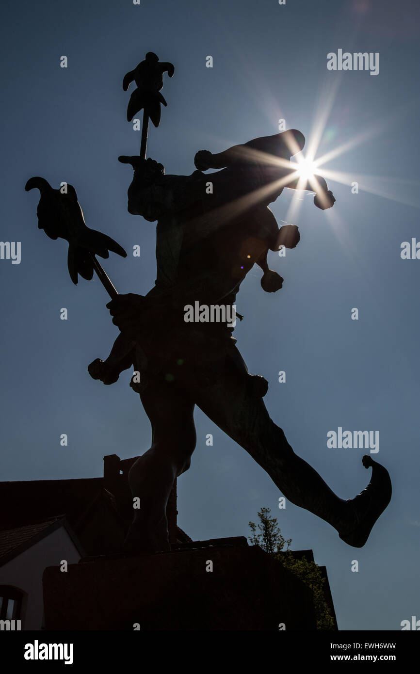 Silhouette einer Statue von Shakespeare Narr Narr in der Henley Street, Stadtzentrum Stratford bei Avon Warwickshire mit der Sonne Stockfoto