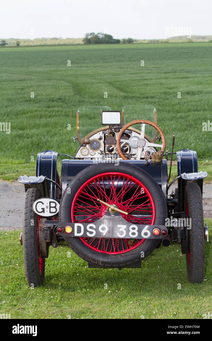 Rückansicht eines Vintage offen gekrönt Bugatti Automuseum in einer Wiese. Stockfoto