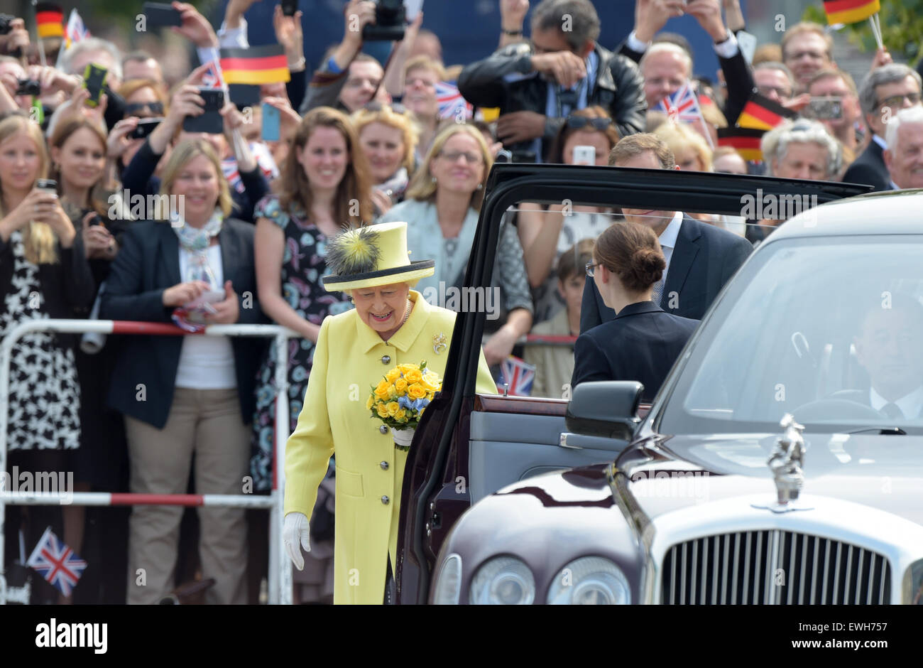 Berlin, Deutschland. 26. Juni 2015. Die britische Königin Elizabeth II geht auf ihrem Bentley bei ihrer Abreise vom Pariser Platz-Platz in Berlin, Deutschland, 26. Juni 2015. Die britische Monarchin und ihr Ehemann sind auf ihre fünfte Staatsbesuchs in Deutschland vom 23. bis 26. Juni. : Bildnachweis RAINER JENSEN/Dpa: Dpa picture-Alliance/Alamy Live News Stockfoto