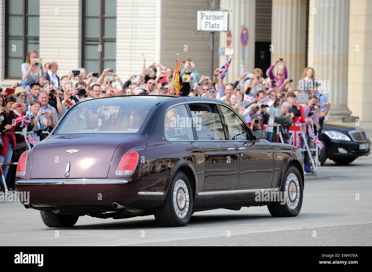 Car Carrying Britains Queen Elizabeth Stockfotos & Car ...