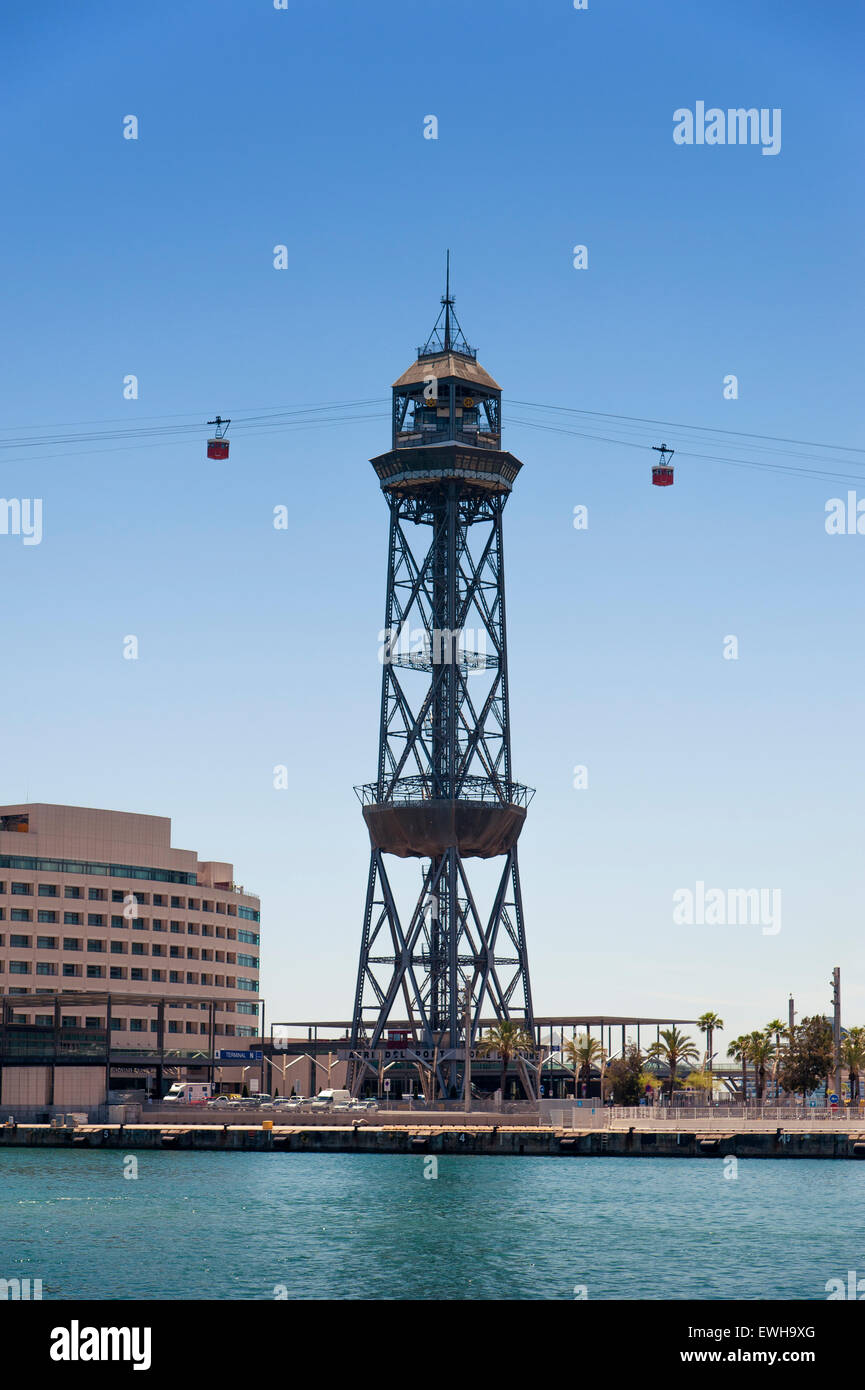 Seilbahnen und Turm über Port Vell Marina Hafen in Barcelona Spanien Stockfoto
