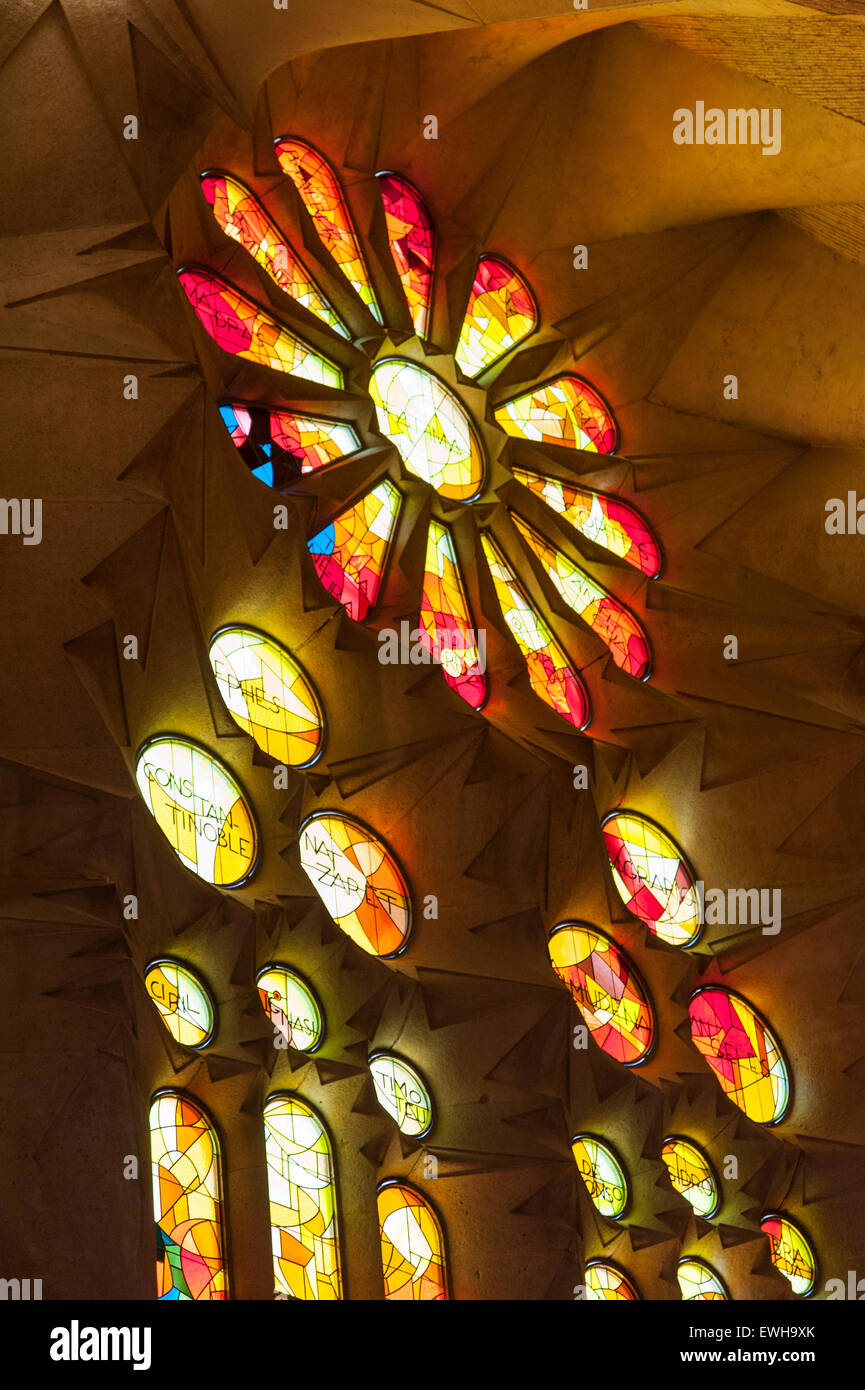 Sagrada Familia Glasfenster, gestaltet von anonio Gaudi. Barcelona, Katalonien, Spanien, Europa Stockfoto