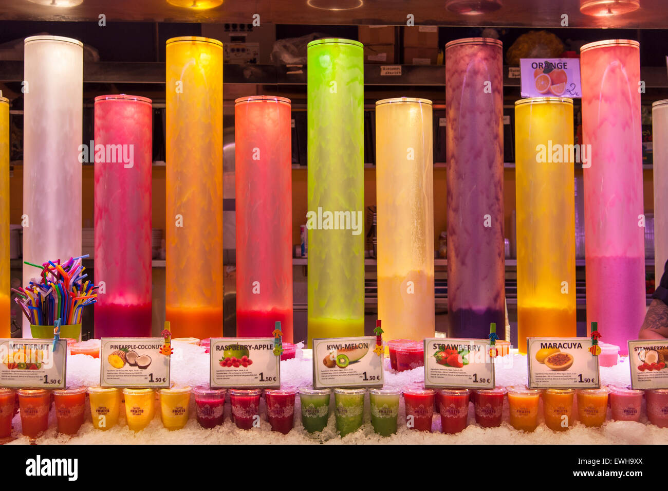 Glas Zylinderbehälter mit frisch gepressten Fruchtsäften auf einem Marktstand an der berühmten La Boqueria Markt Barcelona-Spanien Stockfoto