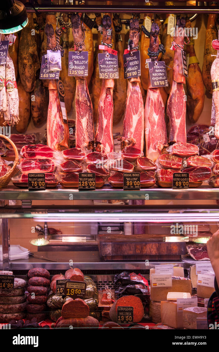 LA BOQUERIA MARKT. Iberico Schinken 'Jamon' zum Verkauf am Marktstand an der berühmten Stätte. Katalonien Barcelona Spanien Stockfoto