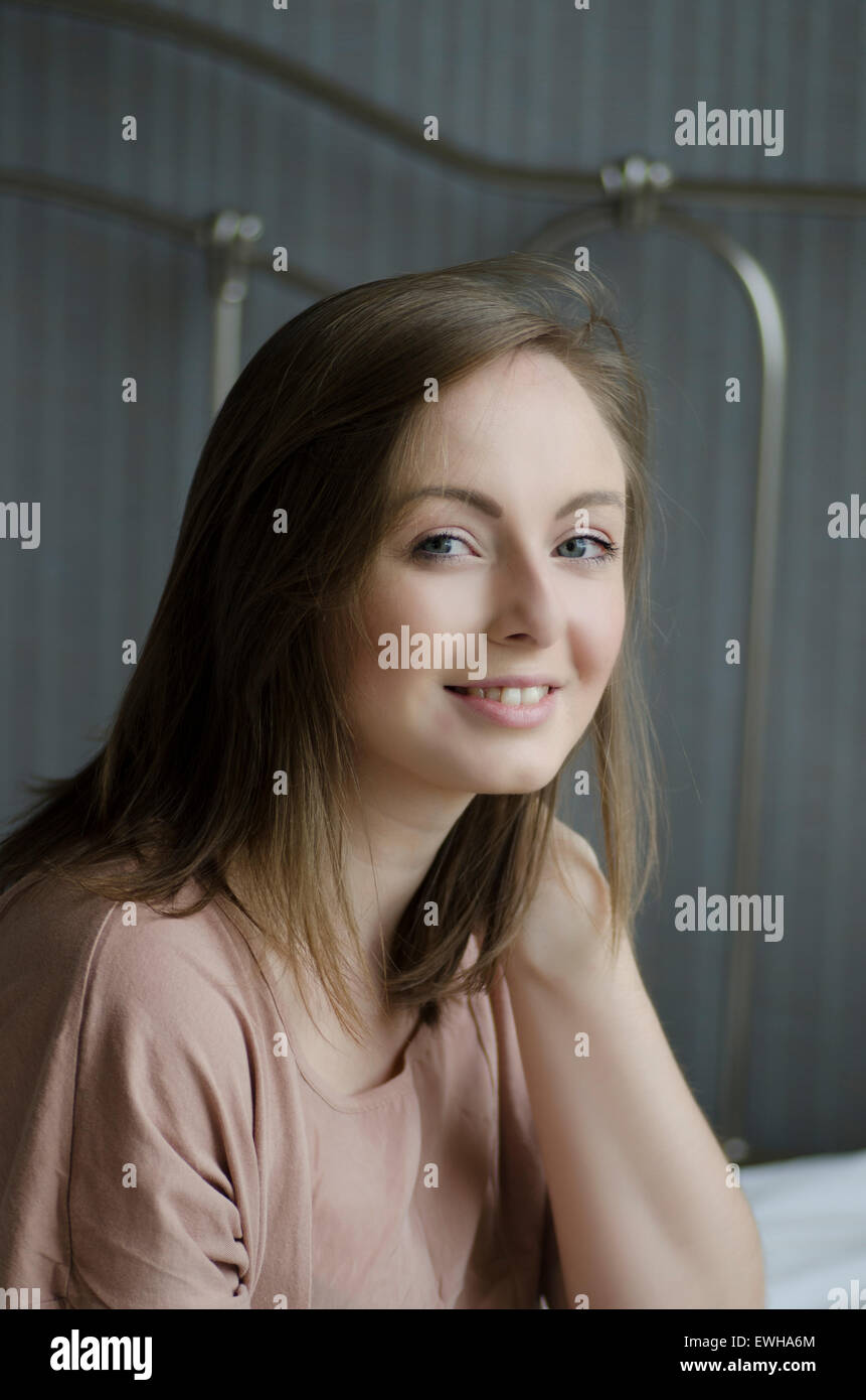 Schöne junge Frau lächelt Stockfoto