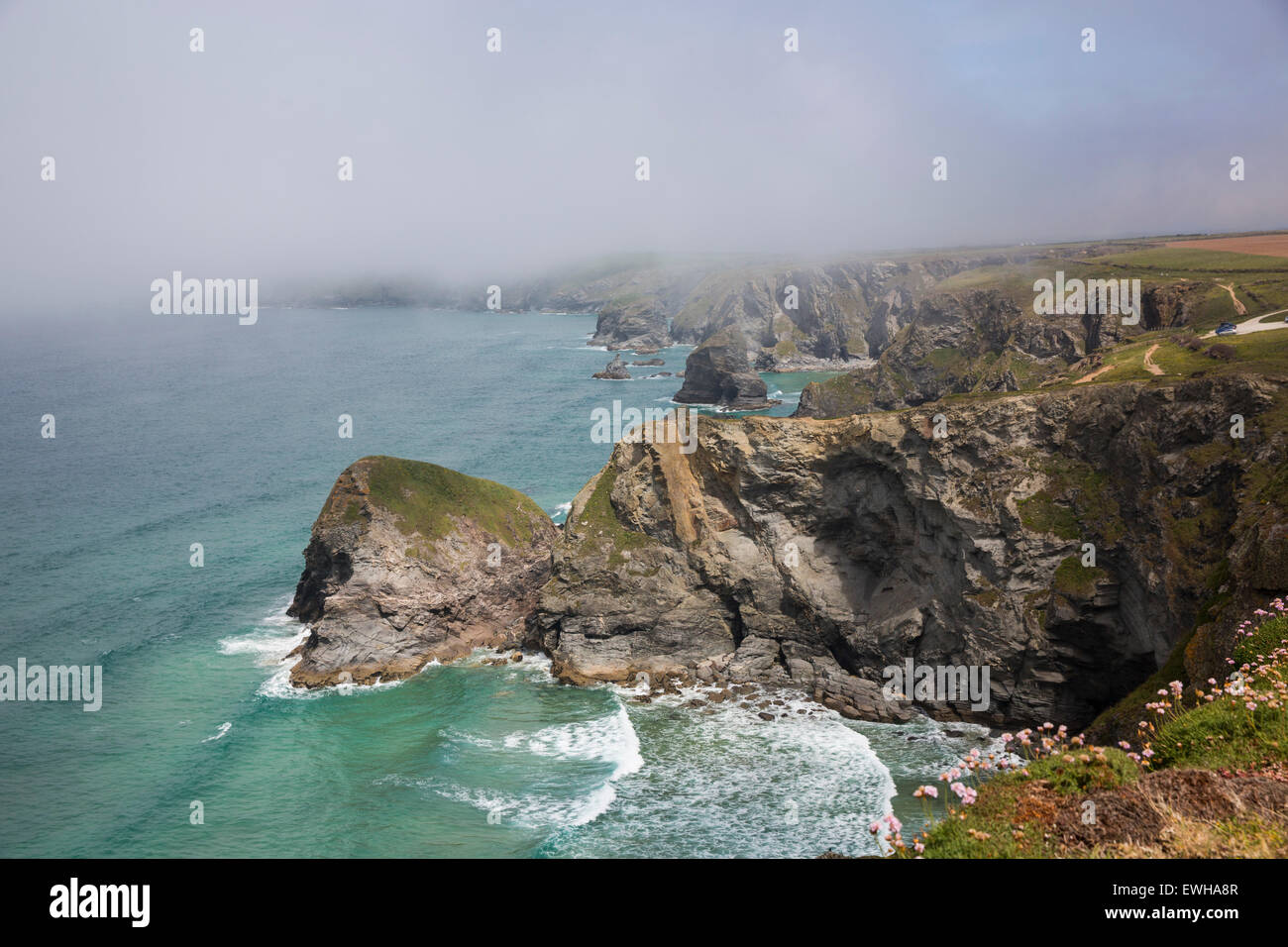 Bedruthan Steps, Cornwall, als das Meer Nebel rollt in Stockfoto