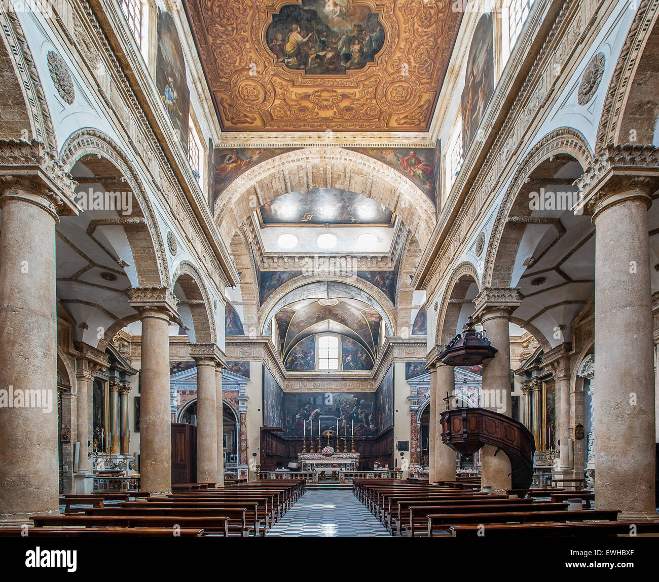 Apulien Salento Gallipoli Kathedrale der ganze Innenraum Stockfoto