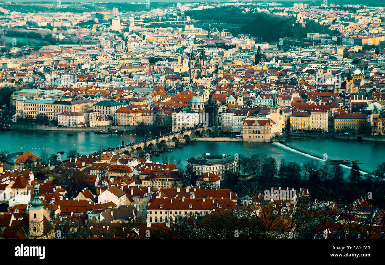 Oberhalb der Altstadt von Prag mit Karlsbrücke, Moldau und Tyn Kathedrale (Gefärbtes Bild) Stockfoto