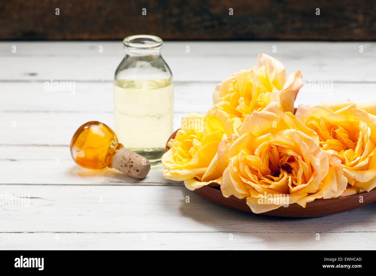 Frauen Duft Parfüm Flasche mit Blumen Hintergrund schließen hoch
