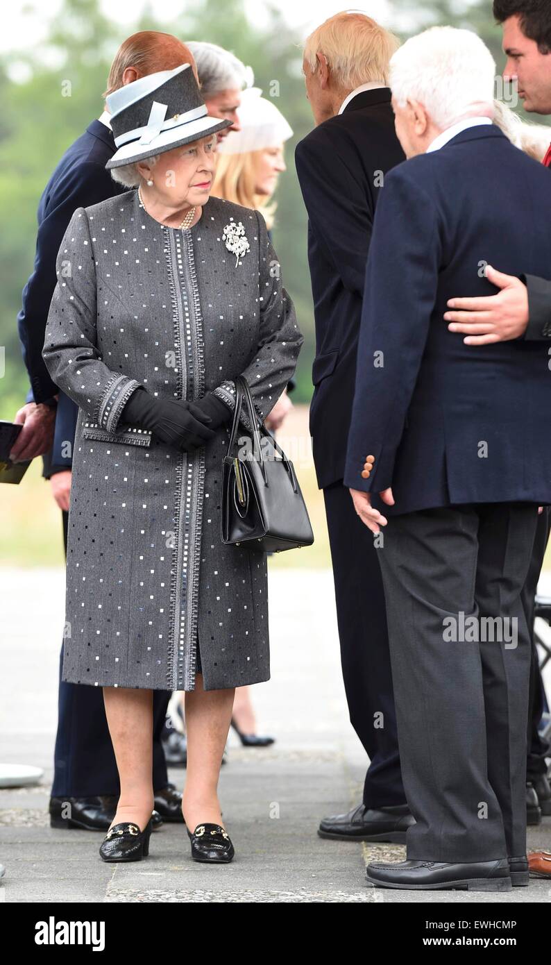 Celle, Deutschland. 26. Juni, 2015.Britain Queen Elizabeth grüßt Überlebende Stefan Hertz (R) während eines Besuchs auf der Website von der ehemaligen deutschen Konzentrationslager Bergen-Belsen, Deutschland 26. Juni 2015. Queen Elizabeth und dem Herzog von Edinburgh wurden auf einem dreitägigen Staatsbesuch in Deutschland. : Bildnachweis FABIAN BIMMER/Dpa: Dpa picture-Alliance/Alamy Live News Stockfoto