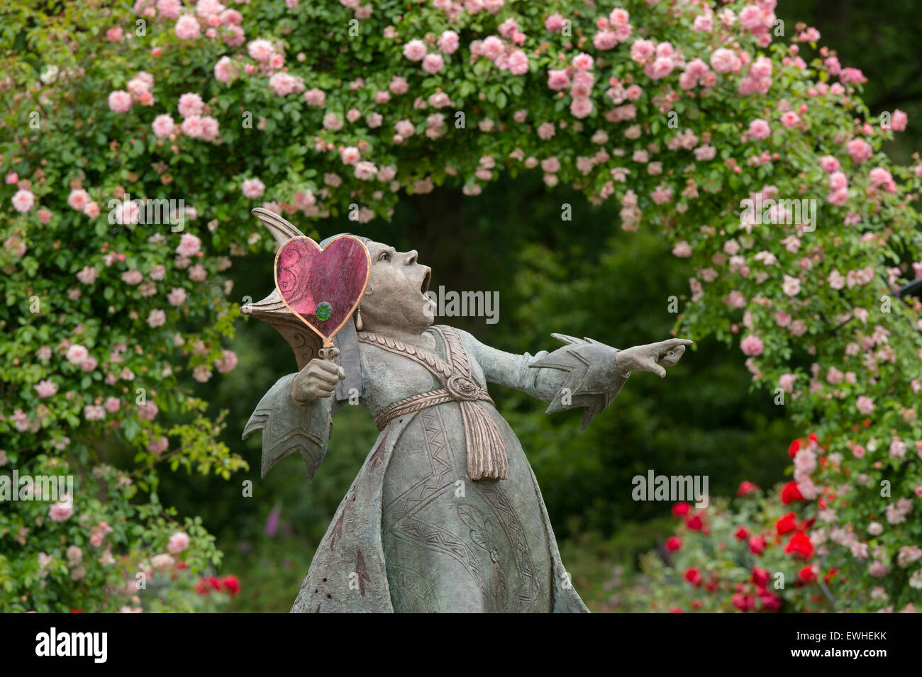 Königin der Herzen-Statue an Alice im Wunderland-Veranstaltung im RHS Wisley Gärten, Surrey, England Stockfoto