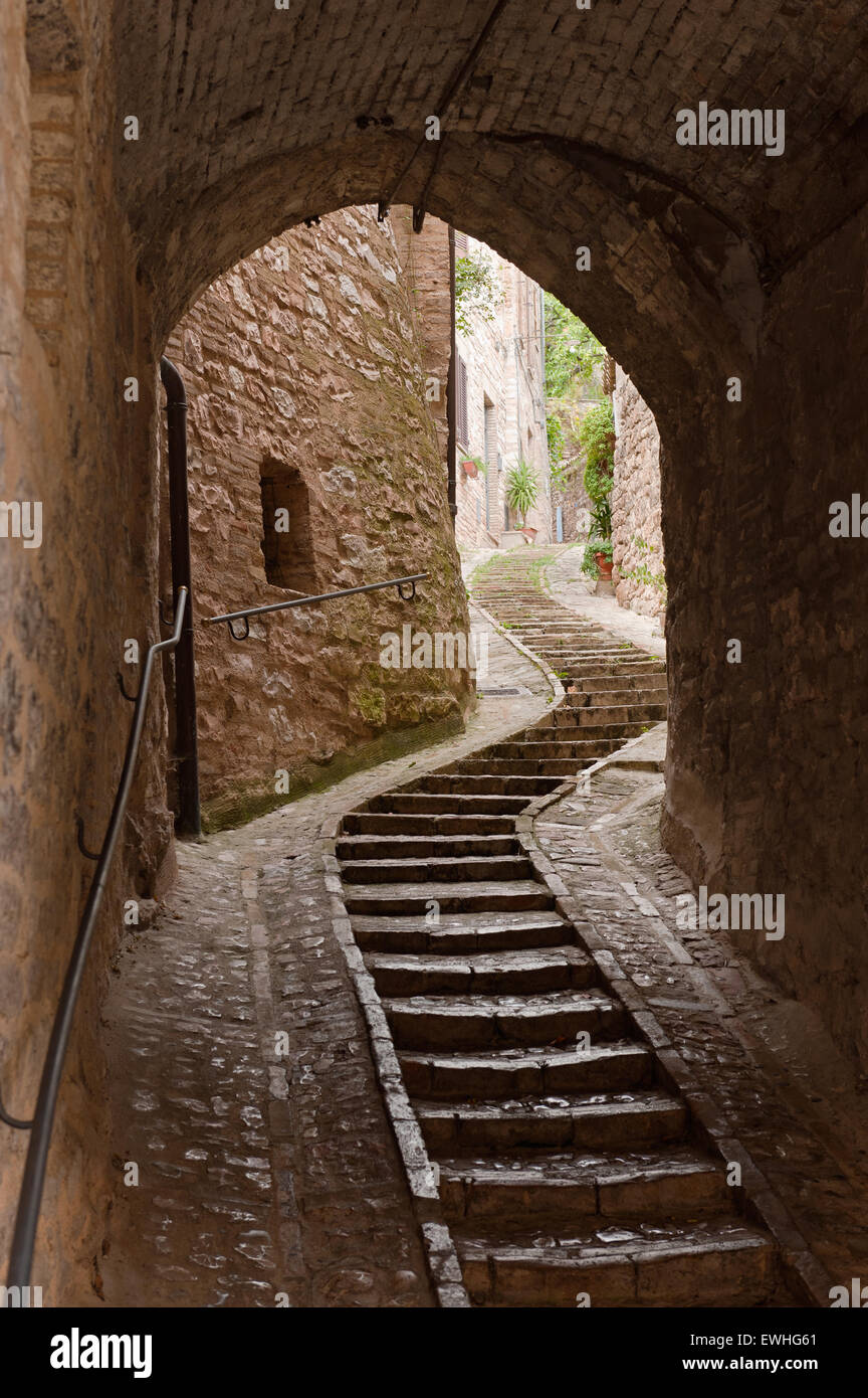 Stone Street Treppe in schmale Gasse im umbrischen Dorf Stockfoto
