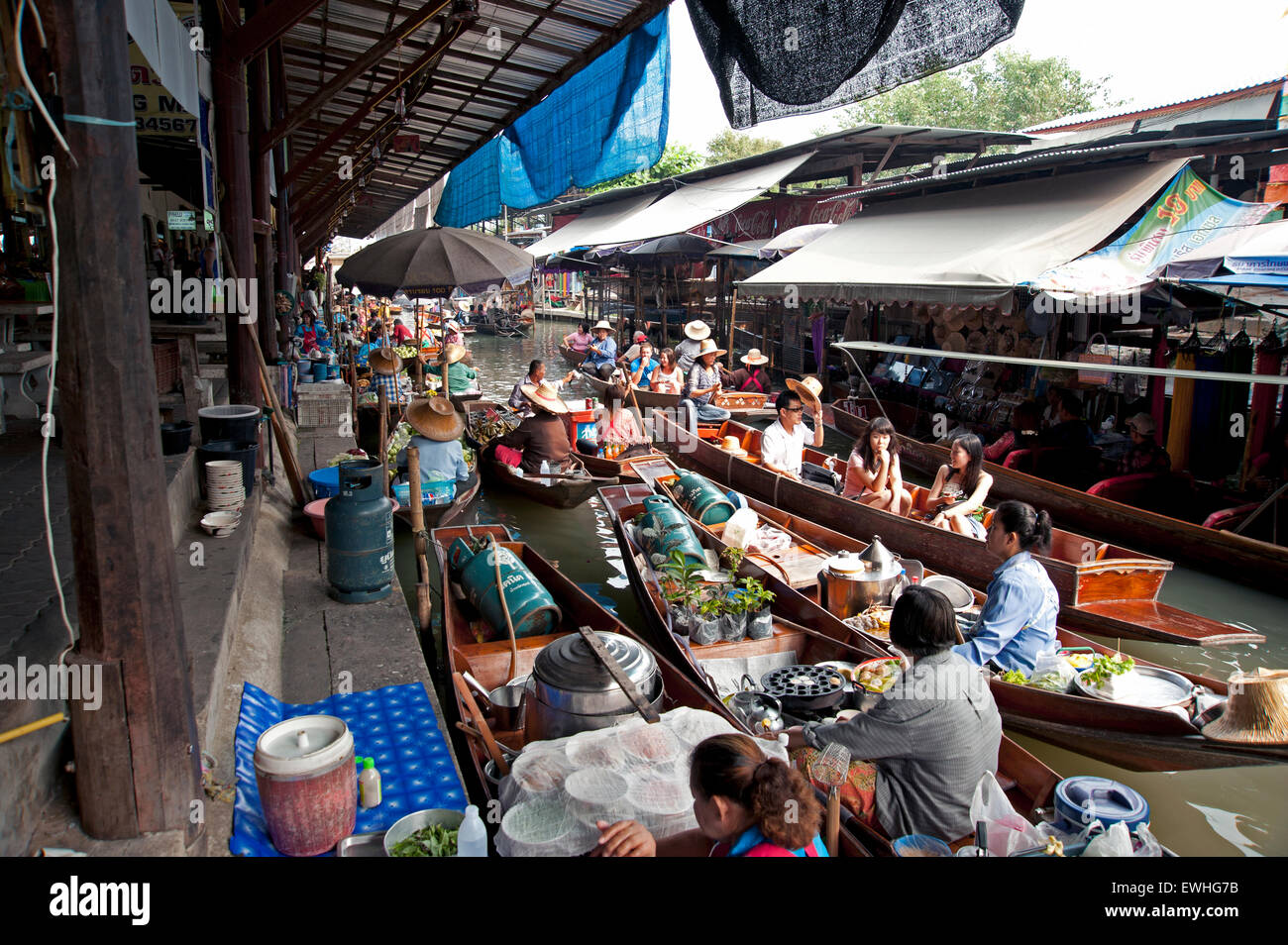 Frische Lebensmittel Damneon Saduak floating Markt Kanal voller Touristen und Lebensmittel Anbieter Boote außerhalb Bangkok Thailand Stockfoto