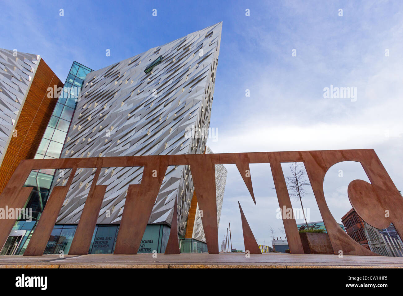 Titanic Besucherattraktion und ein Denkmal in Belfast, Nordirland. Stockfoto