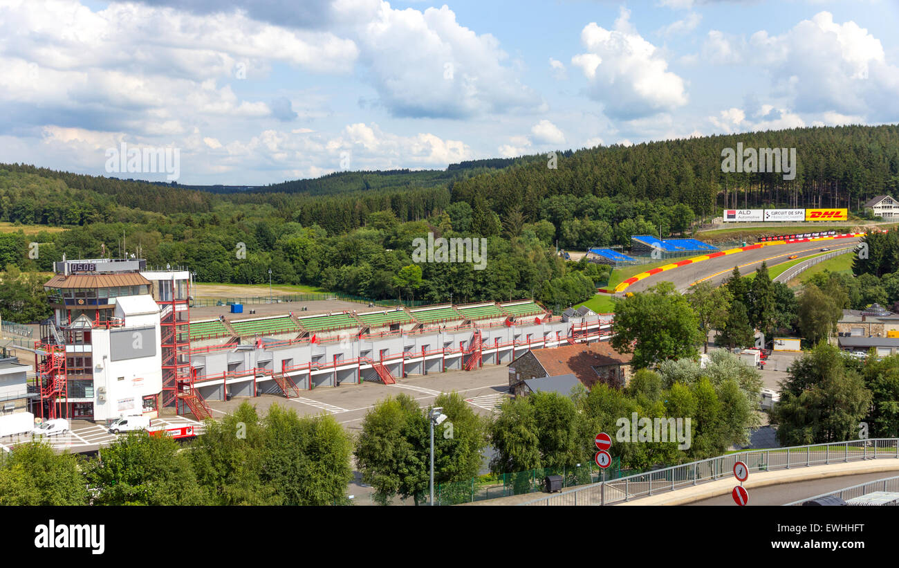 Kontrollturm und Strecke von Spa-Francorchamps Rennstrecke in Spa, Belgien. Stockfoto